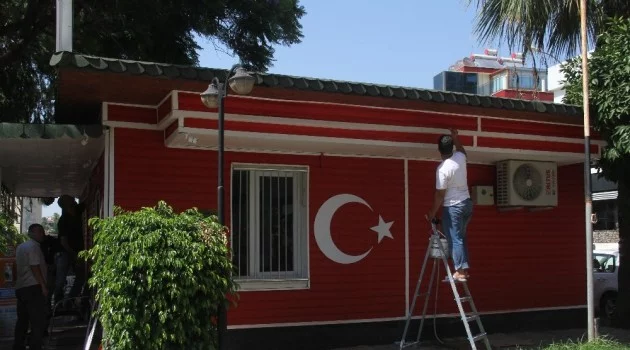 15 Temmuz anısına muhtarlık binasını bayrak renginde boyattı
