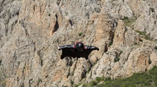 200 kilometre hızla kayalıkların üzerinden süzülen pilotlar nefes kesti