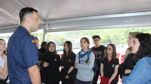 200 öğrenci Sahil Güvenlik ekipleriyle Boğaz turu eşliğinde eğitim aldı