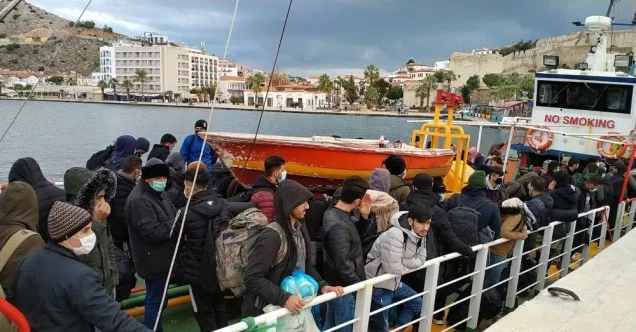 200’ün üzerinde göçmeni taşıyan gemi yakalandı