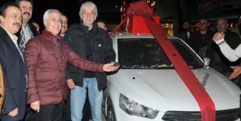 Zar attı, araba kazandı