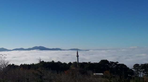 Uludağ eteklerinde sis köyü kapladı, muhteşem manzara ortaya çıktı