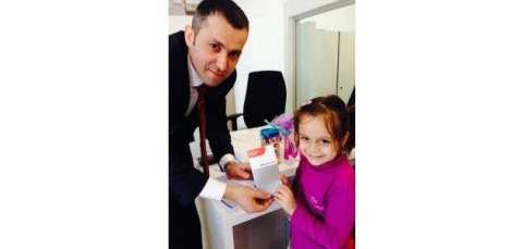 Küçük Büşra, kumbarasındaki parayı Bank Asya'ya yatırdı