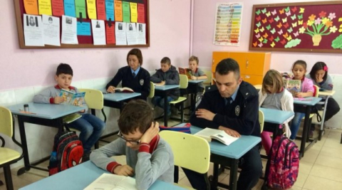 Polis abi ve ablaları ile kitap okudular