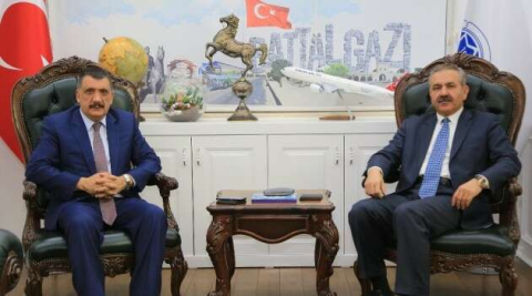 Eski Vekil Kılıç’tan, Başkan Gürkan’a övgü