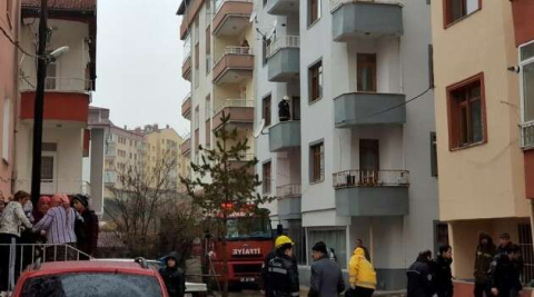 Tosya’da 3 katta çıkan yangında yaşlı kadın pencereden atladı