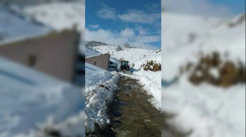 Köy muhtarı karla kaplı yolu traktörle açtı