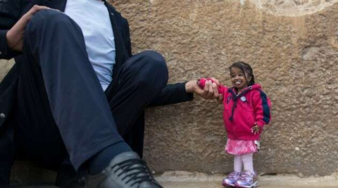 Dünyanın en uzun adamı ve en kısa kadını piramitlerde poz verdi