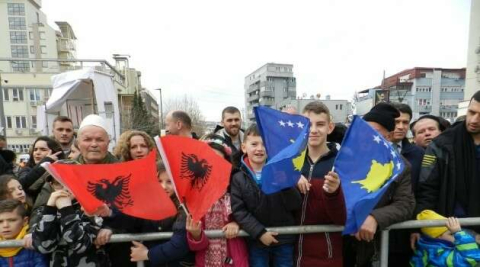 Kosovalıların göğsünü kabartan resmi geçit