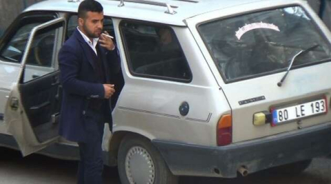 Nişanlısına sözlü şiddet gösteren adama çevredeki kadın bağırarak tepki gösterdi