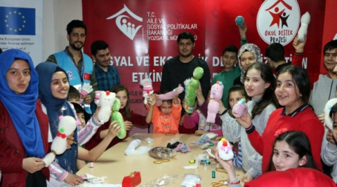 Mülteci çocuklar savaşın izlerini oyuncak yaparak unutuyor