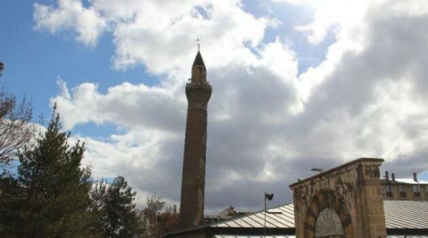 Anadolunun eğri minareleri sırrını koruyor.
