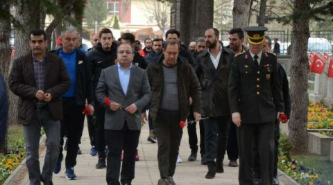 Eskişehirsporlu oyuncular vasiyet üzerine şehit Mithat Dunca’nın kabrini ziyaret etti