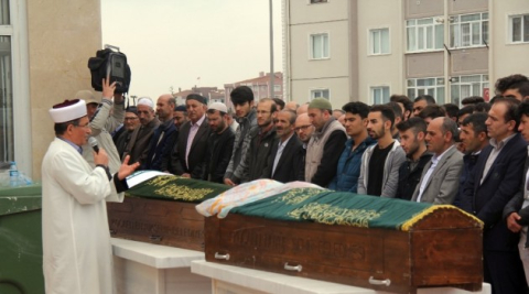 İstanbul’daki feci kazada ölen anne ve oğlu Kocaeli’de toprağa verildi