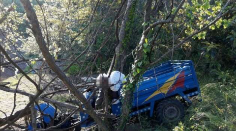 Yoldan çıkan aracıyla ağaç arasına sıkışan yaşlı adam hayatını kaybetti