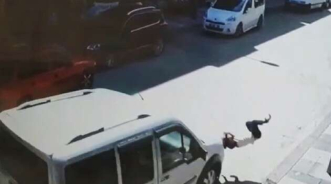 5 yaşındaki Elanur’a hafif ticari araç böyle çarptı