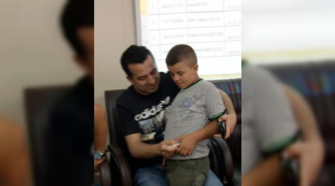 İşe alım kurasında yakınının ismini çeken çocuğa tüm parasını verdi