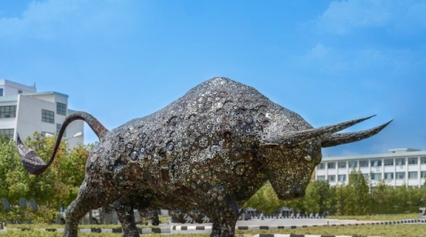 2 tonluk metal boğa sanatseverlerin ilgisini çekiyor