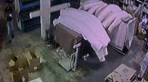 Bursa'da fabrikadaki cep telefonu hırsızı kamerada