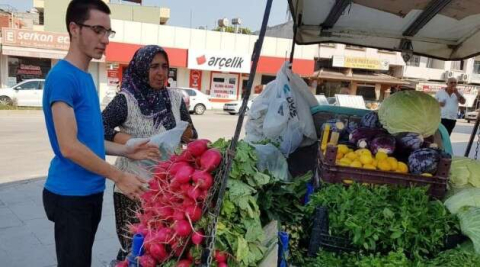 (Özel) Seyyar satıcılık yapan kadın hem hasta kocasına bakıyor hem de 3 çocuğunu okutuyor