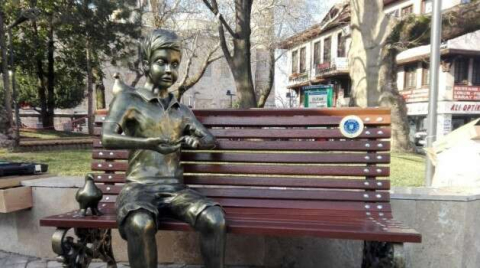 Bursa'da “Kitap Okuyan Kız’ heykeli kütüphane önüne konulacak