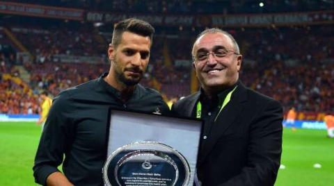 Hakan Balta’ya plaket verildi