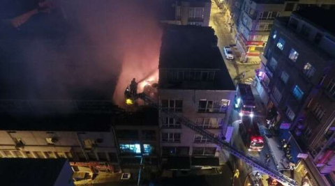Eminönü’nde hanın çatısında çıkan yangın drone ile görüntülendi
