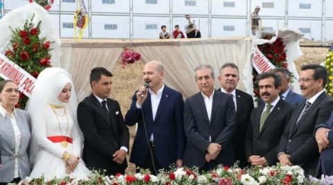 Bakan Soylu, Diyarbakır’da düğüne katıldı
