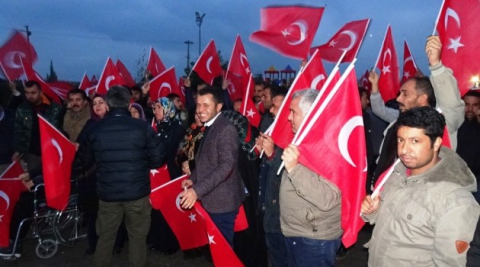 Sınırın sıfır noktasında Mehmetçiğe Türk bayraklı destek