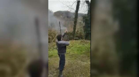 İnanılmaz olayda tüfek adamın elinde patladı