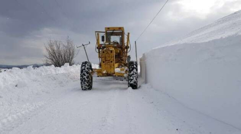 Ilgaz ve Küre Dağlarında ekiplerin zorlu kar mücadelesi devam ediyor