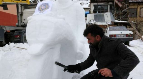 Kerata ile kardan heykeller yapıyor
