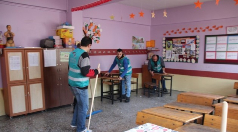 Okulların yarıyıl tatilinde tadilatı ve temizliği hükümlüler tarafından yapılıyor