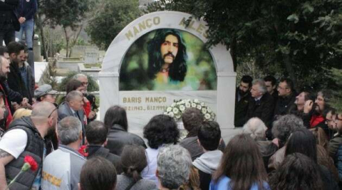 Barış Manço ölümünün 20’nci yılında mezarı başında anıldı