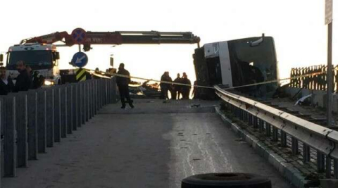 Uludağ’da öğrencileri taşıyan otobüs devrildi: 25 yaralı