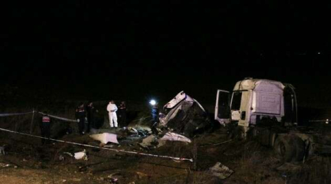 Kırşehir-Kırıkkale yolunda feci kaza: 3 ölü, 2 yaralı