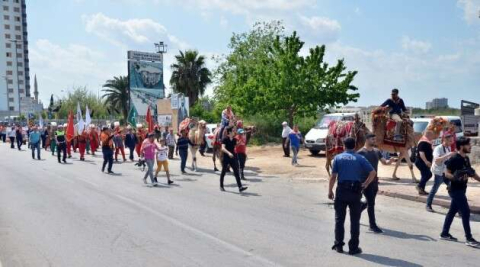 Yörük Türkmenlerden develerle temsili göç yürüyüşü