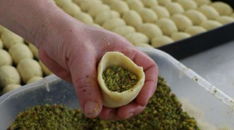 (Özel) Ramazan’da sofraların vazgeçilmez tatlısı: "Kerebiç"