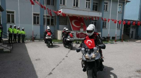 Afyonkarahisarlı hayırseverler 10 motosikleti polise teslim etti