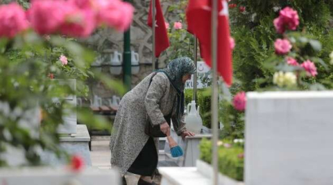 Bursa'da şehitliklerde hüzünlü anlar