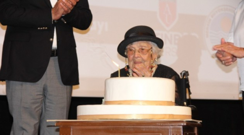 106 yaşına giren Muazzez İlmiye Çığ için Mersin’de doğum günü kutlaması