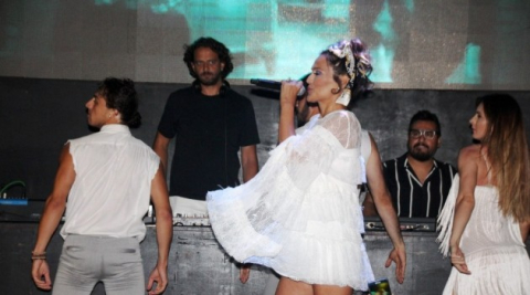 Demet Akalın sahne kıyafeti ile ezber bozdu