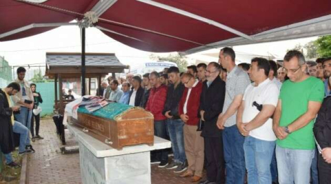 Hareket halindeki otobüsten düşerek ölen genç kız toprağa verildi