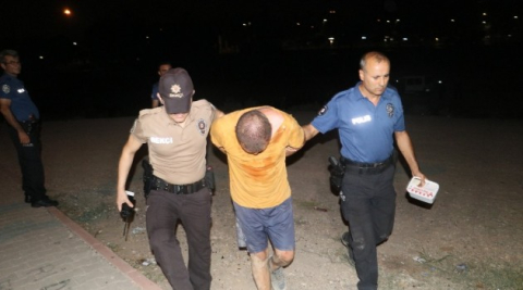 Adana’da eli satırlı saldırgan dehşet saçtı: 3 yaralı