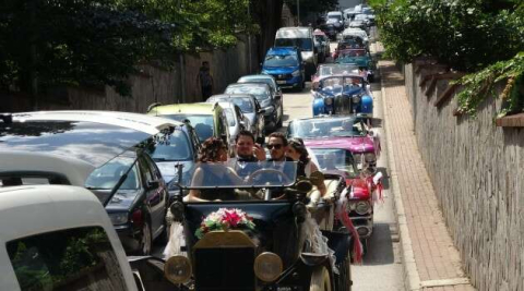 Bursa'da milyonluk klasik otomobillerle düğün konvoyu