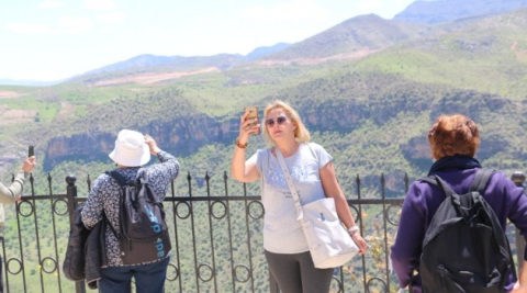 Turistlerden Delikli Taş’a yoğun ilgi