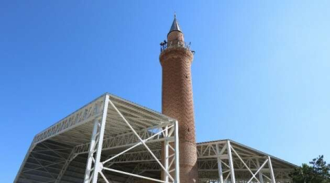 Tarihi Cacabey Medresesi’nin taşları akıntı nedeniyle sökülüyor