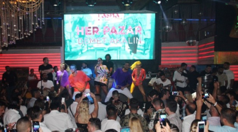 Demet Akalın Bodrum’da güneş gözlükleriyle sahne aldı