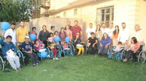 El emeği ürünleri satarak 72 engelli vatandaşa sandalye hediye etti