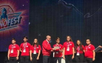 Liseli öğrenciler ödüllerini Cumhurbaşkanı Erdoğan’dan aldı